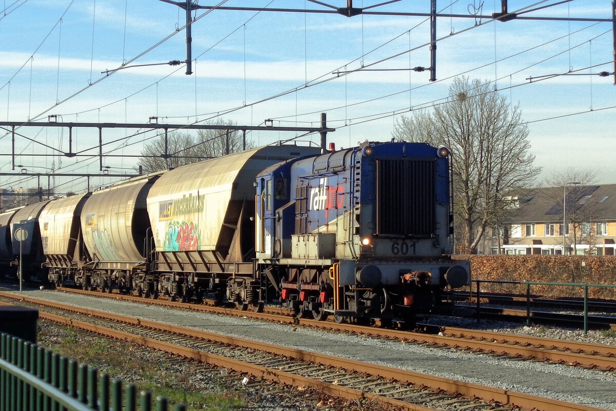 On 21 January 2019 RailPro 601 hauls a set of cereals wagons out of Oss station toward Oss-Elzenburg.