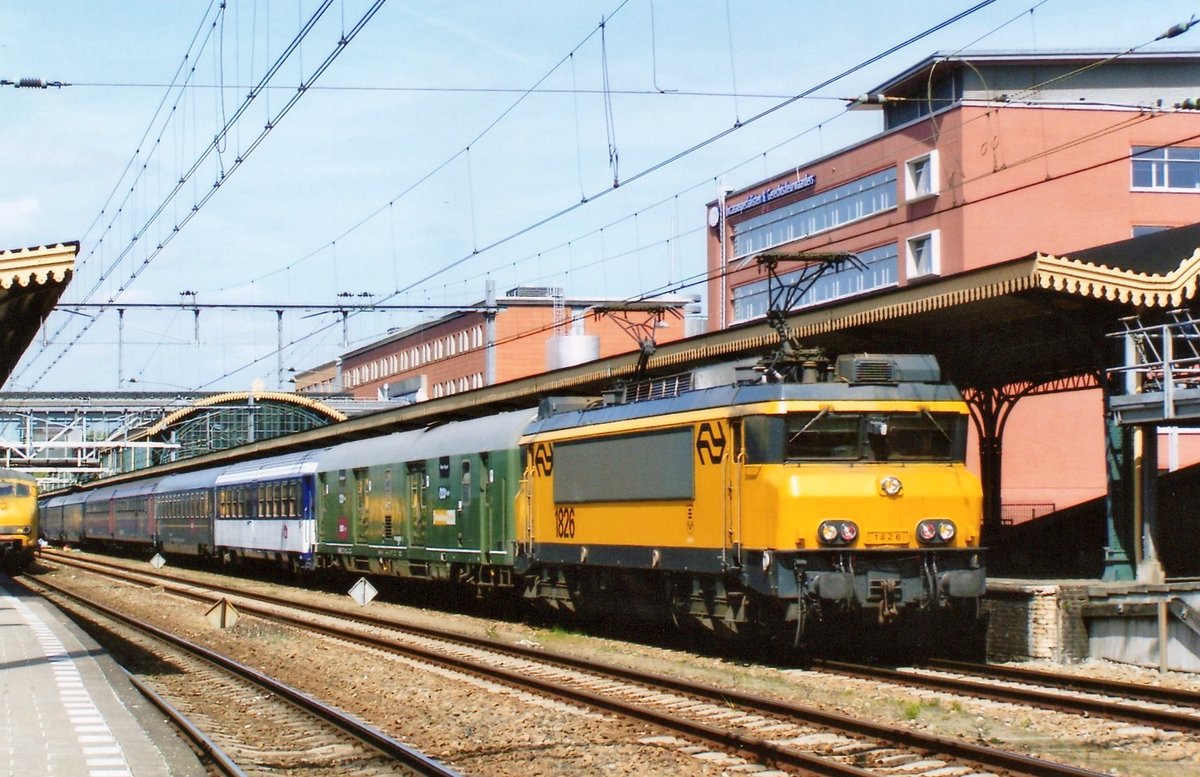 On 21 July 2007, a pilgrims' train for Lourdes with 1826 stands at 's-Hertogenbosch. The NS 1826 will be swapped for an NMBS Class 13 at Maastricht, that will take the train to Luxembourg, where the NMBS 13 be swapped for an SNCF Class 26000. 
