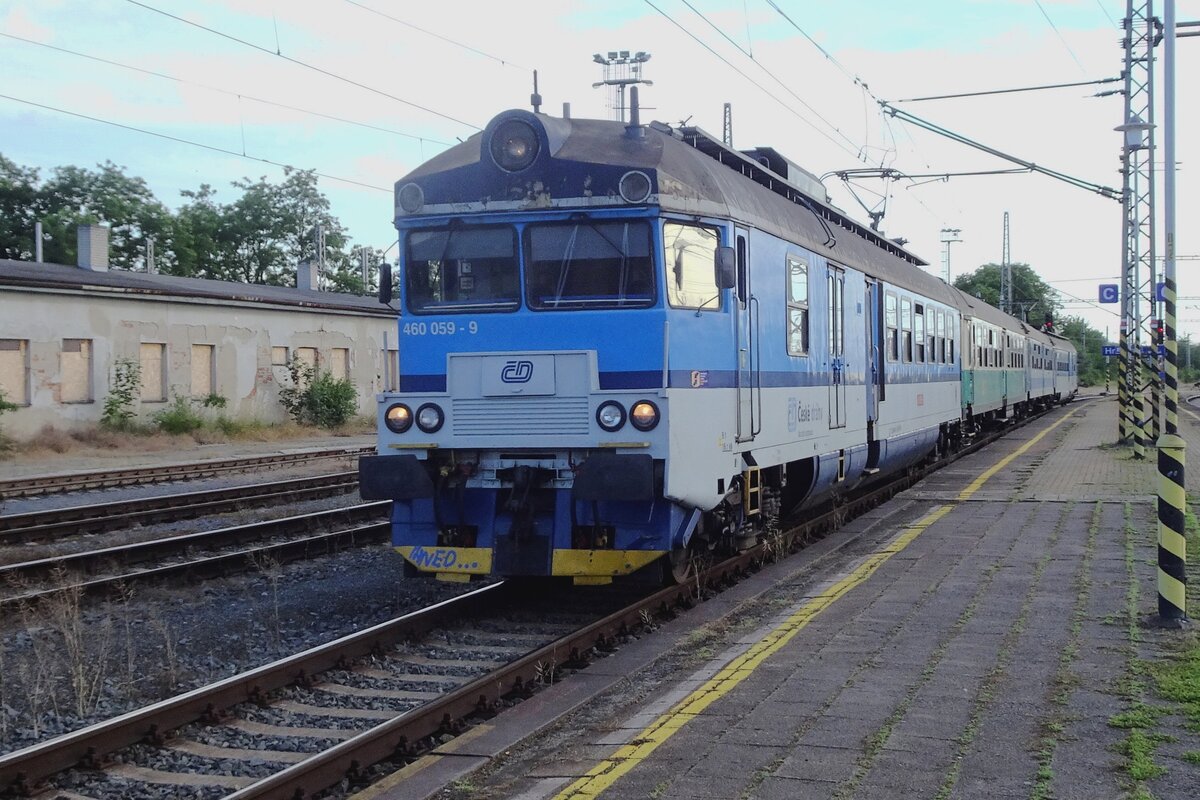 On 21 June 2022 CD 460 059 calls at Hranice nad Morave in her last year of service. Note the green and beige coach in the train. 