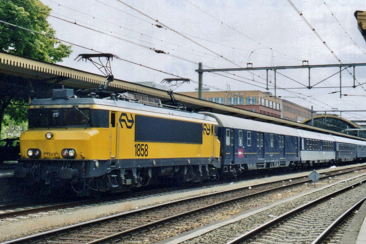 On 21 March 2006 NS 1858 stands at 's-Hertogenbosch with a pilgrims' train from Lourdes. 