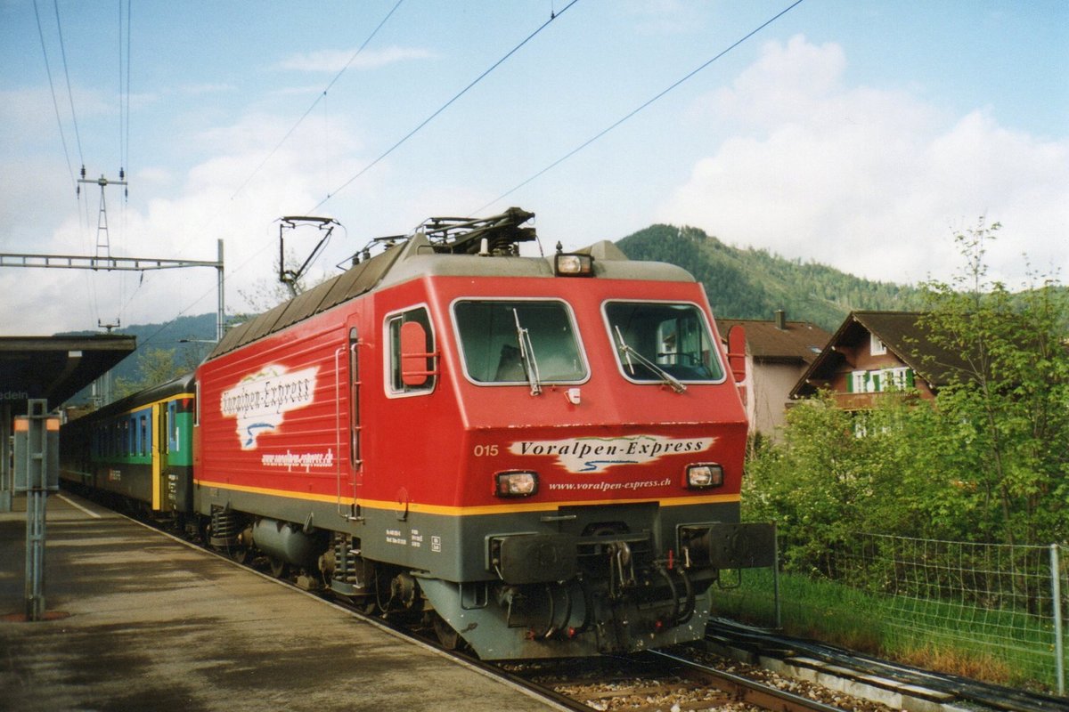 On 21 May 2002 SOB 446 015 stands at Einsiedeln with an express train to Zürich HB.