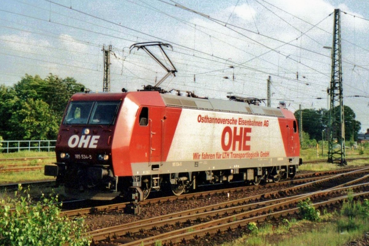 On 21 May 2004 OHE 185 534 runs round at Celle.