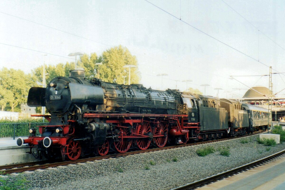 On 21 May 2005 a steam special with 01 1066 stands in Köln-Deutz.