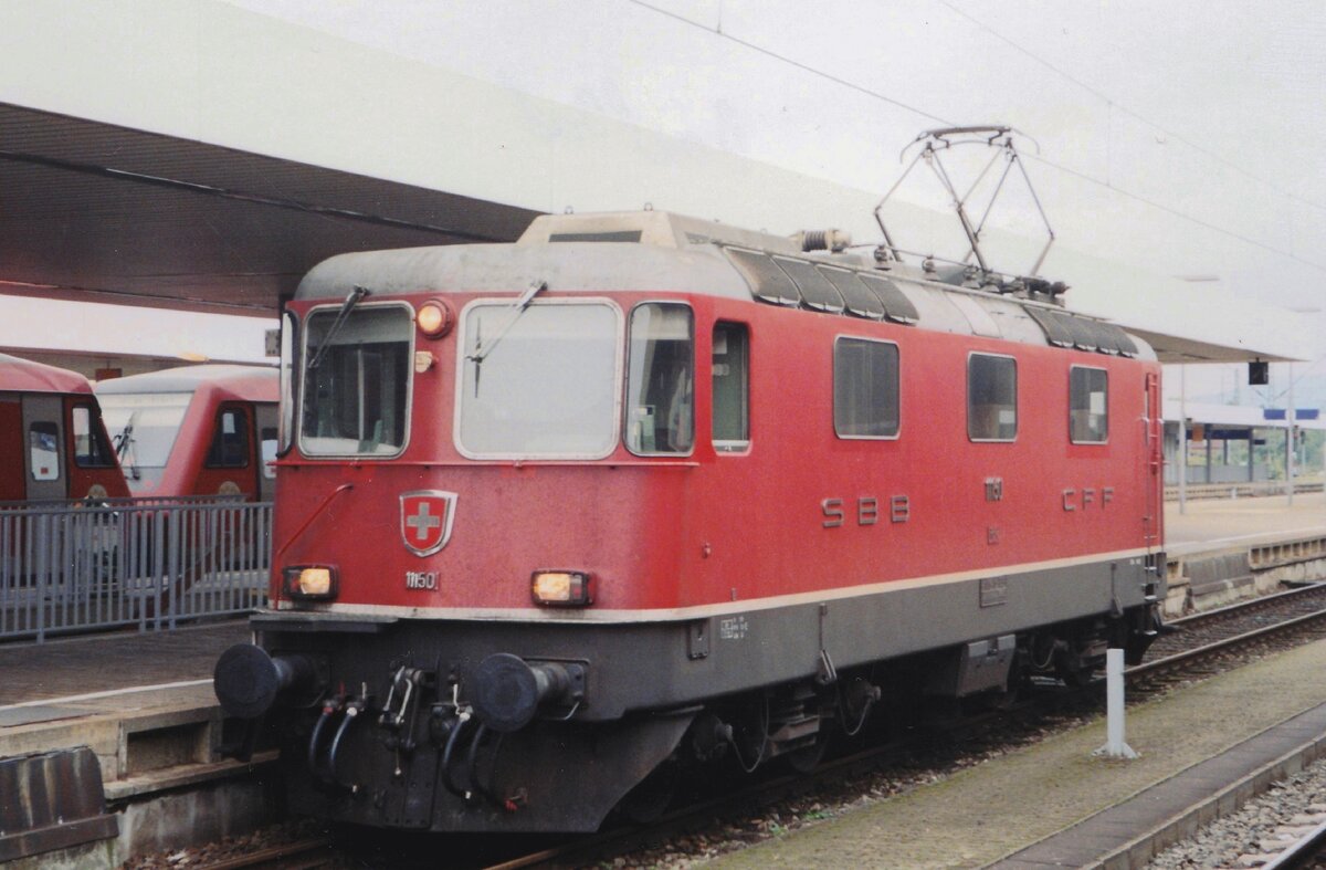 On 21 May 2006 SBB 11150 runs light through Basel Badischer Bahnhof.