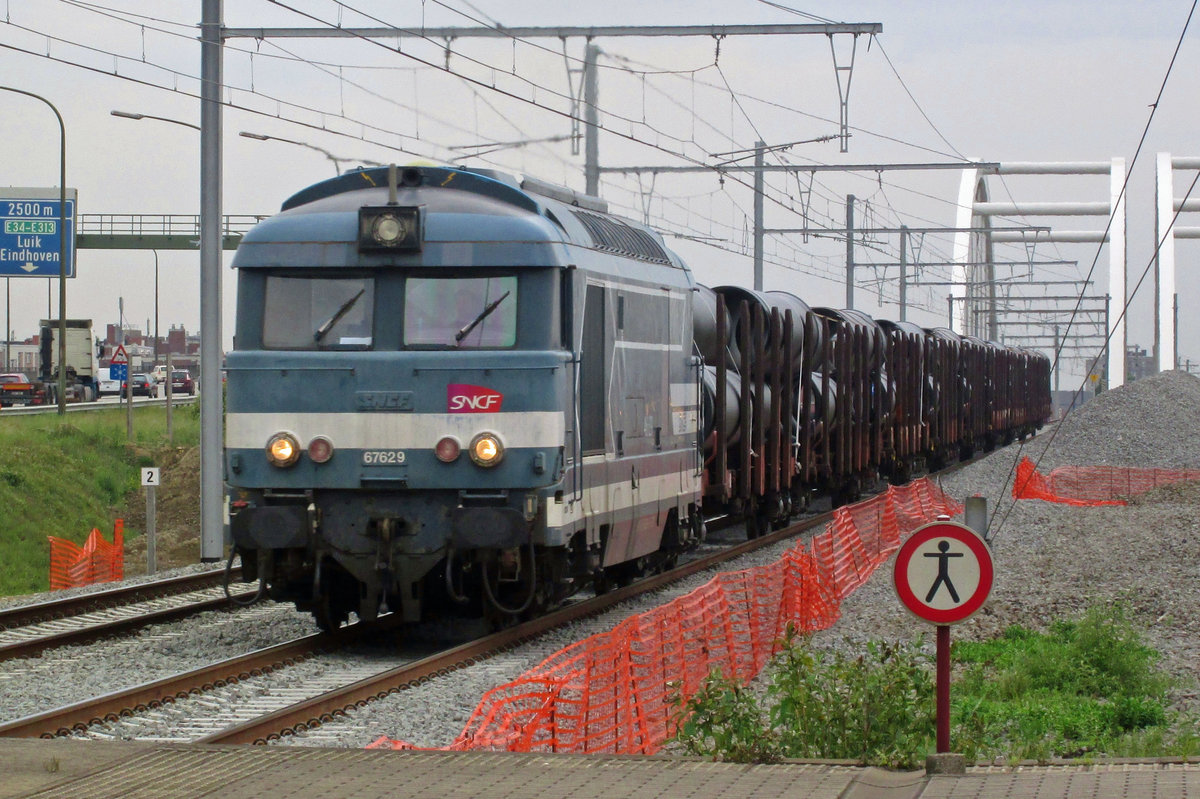 On 21 May 2014 SNCF 67629 hauls a train with tubes through Antwerpen-Luchtbal.