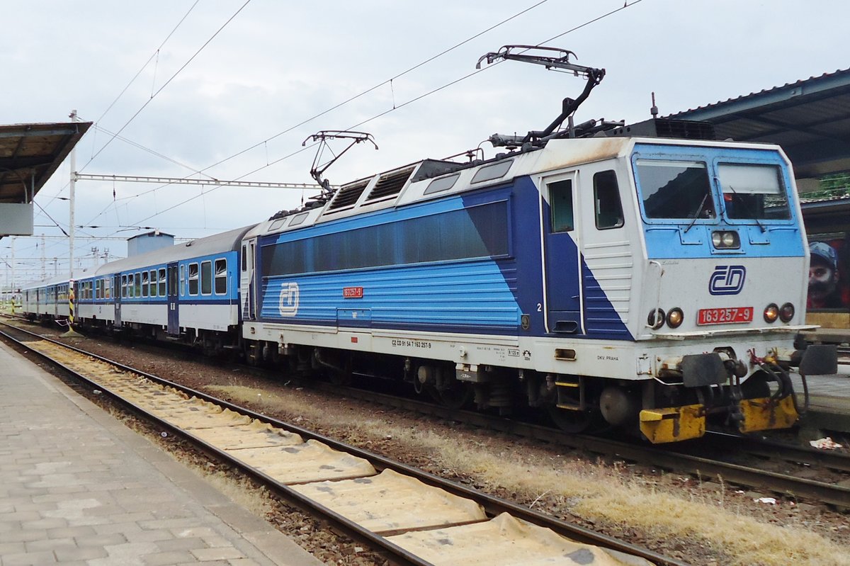 On 21 May 2015 CD 163 257 stands in Lovosice. 