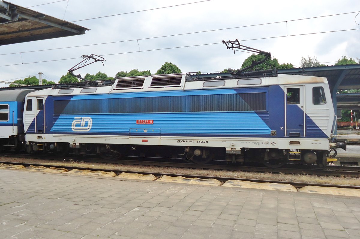 On 21 May 2015 CD 163 257 stands in Lovosice. 