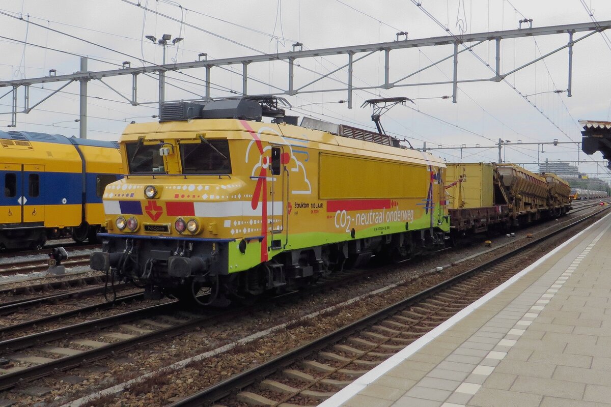 On 21 May 2021 Strukton 1824 stands at Nijmegen.