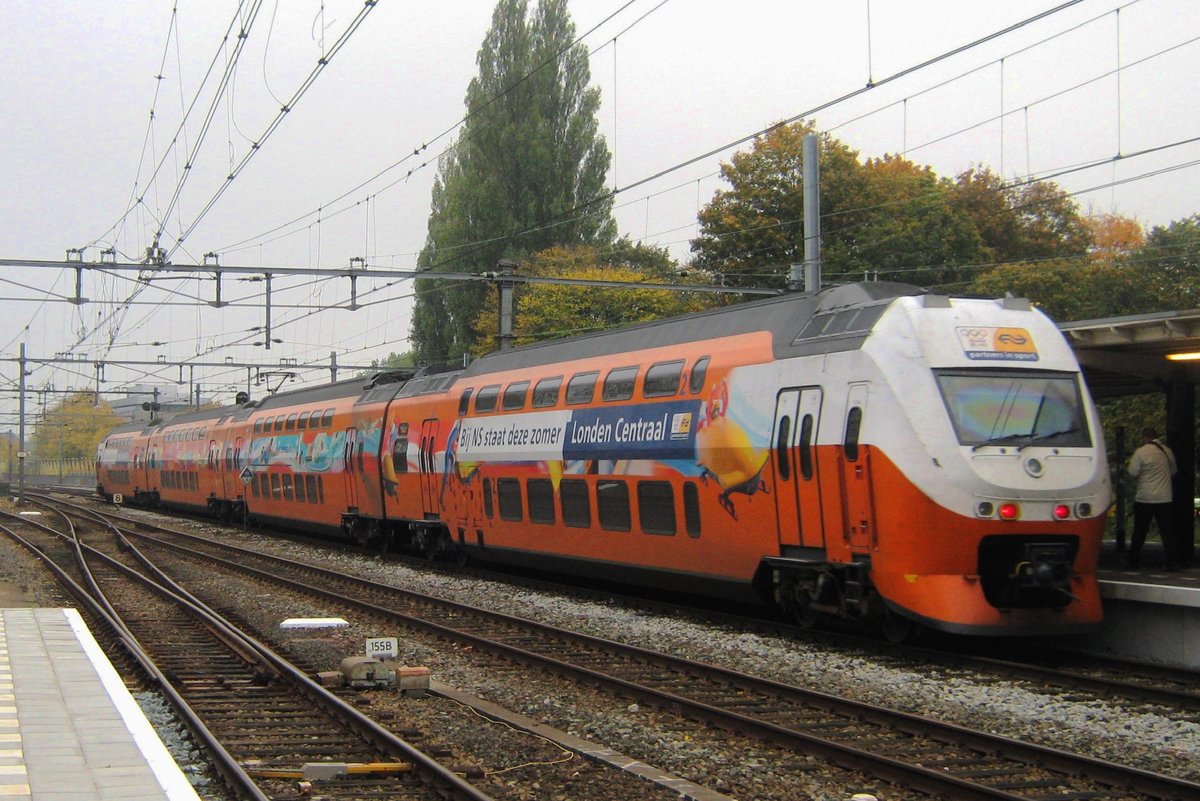 On 21 October 2012 Olympic NS 9520 leaves Gouda. The Olympic adverts show the emphasis on the 2012 Olympic Games at London with the sticker 'bij NS staat deze zomer Londen Centraal' (literally  London takes Central stage with NS.  The pun is, that in Dutch cities, de mkost important stations are called Centraal (Central Station- like Amsterdam Centraal, Rotterdam Centraal and the like). Of course, there exists no London Central Station...