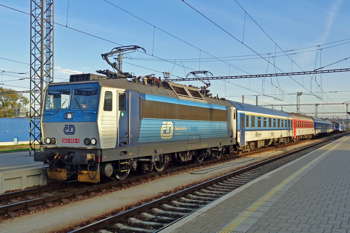 On 21 September 2018, CD 362 055 stands ready for departure at Ceske Budejovice with a fast train to Plzen.