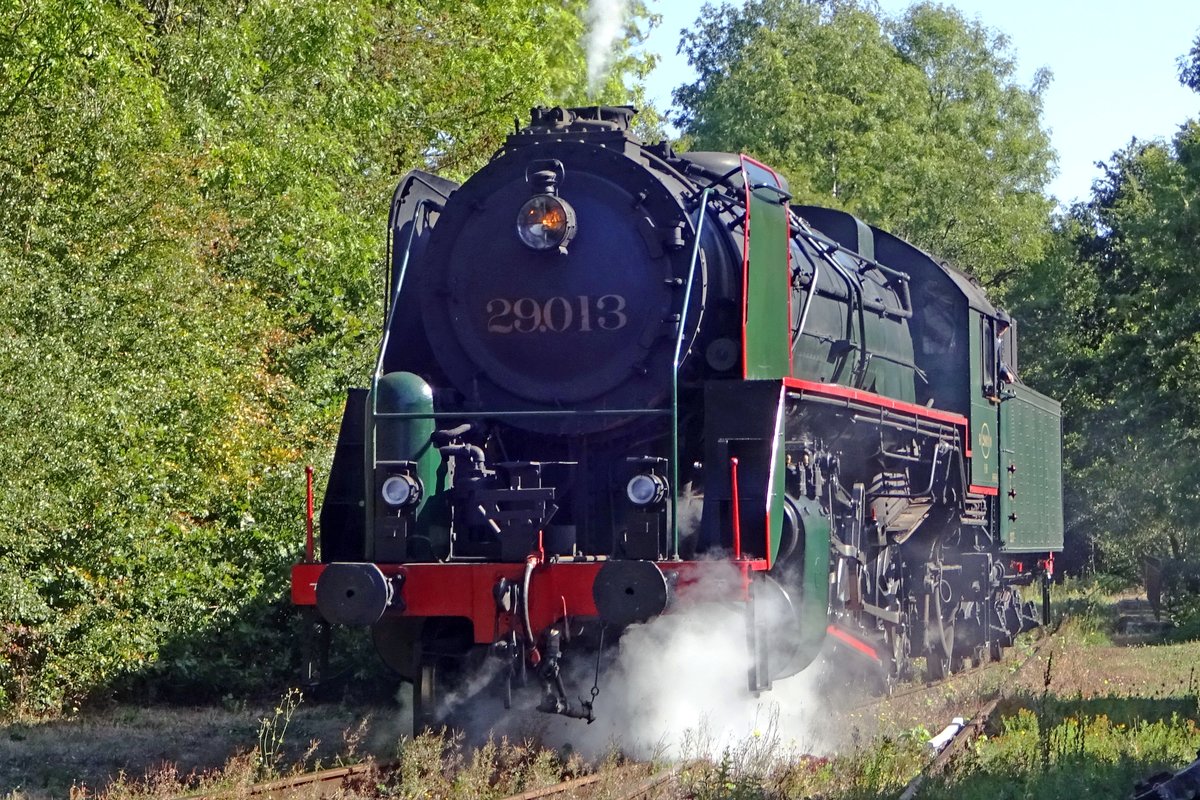 On 21 September 2019, ex-NMBS 29.013 lets off steam at the CFV3V Weekend á Vapeur in Treignes.