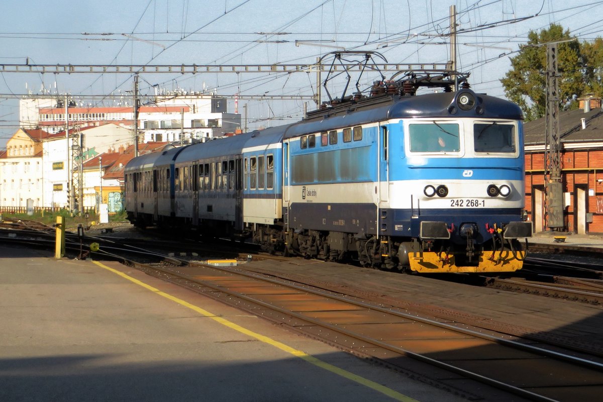 On 21 September 2020 Plecach (Tin Can) 242 268 enters Brno hl.n. with a local service.