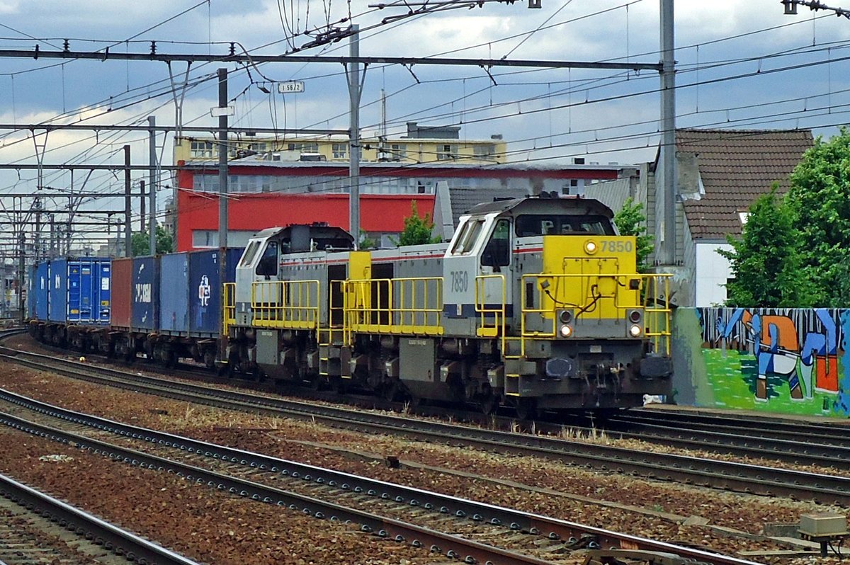 On 22 August 2013 Antwerpen-Berchem sees 7850 with a contaioner train passing by when the rain begins to fall.