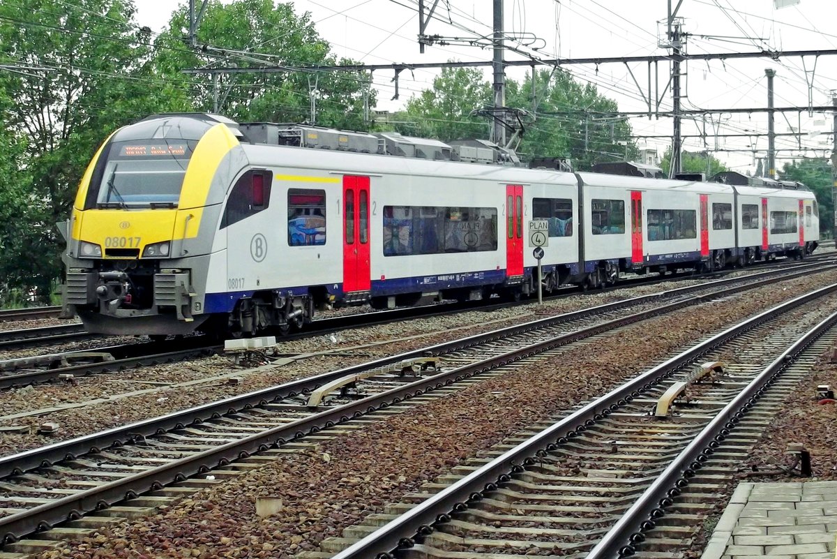 On 22 August 2013 NMBS 08 017 quits Antwerpen-Berchem.