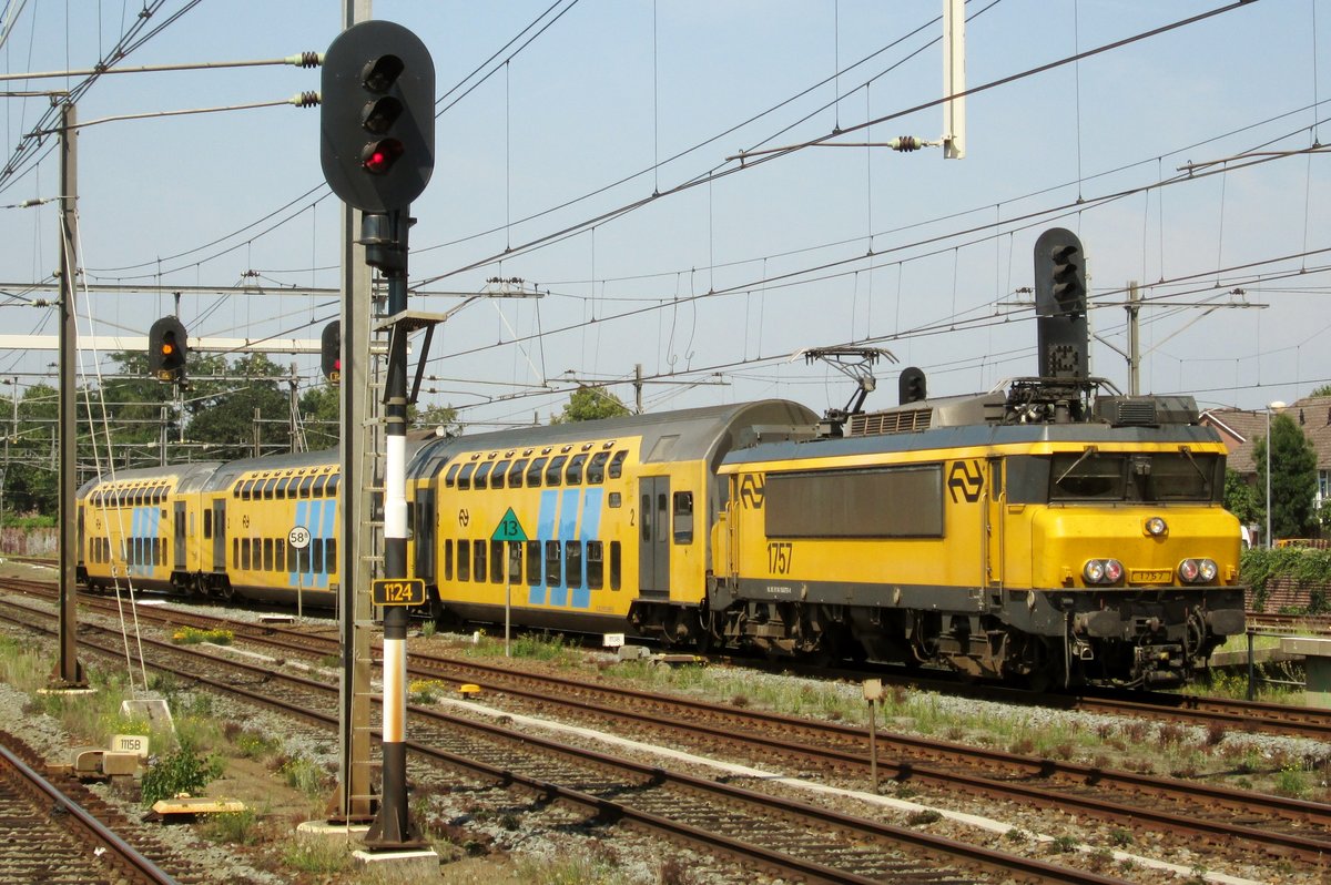 On 22 August 2015 NS 1757 is about to call at Boxtel.