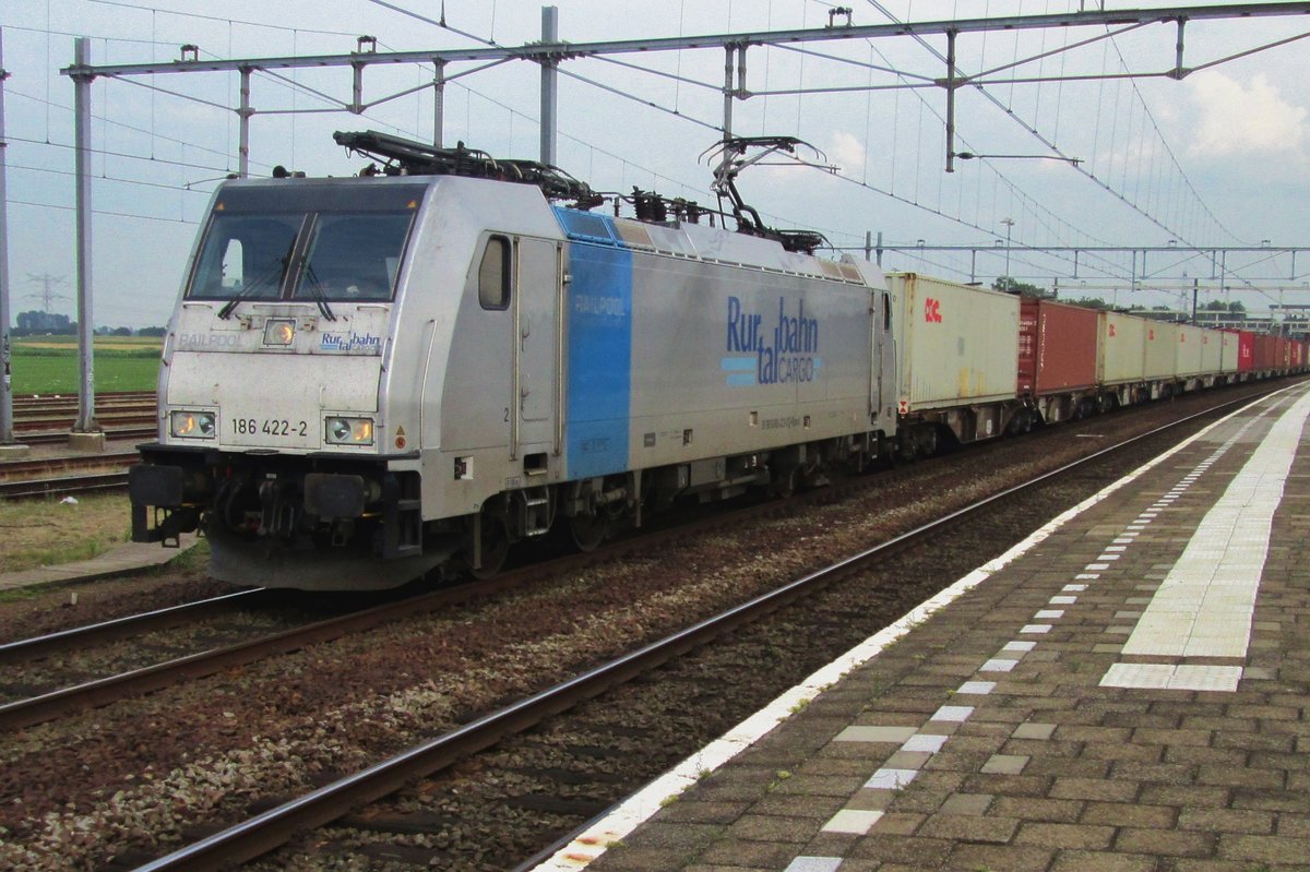 On 22 July 2016 RTB 186 422 hauls a Blerick container train shuttle toward Kijfhoek and passes Lage Zwaluwe.