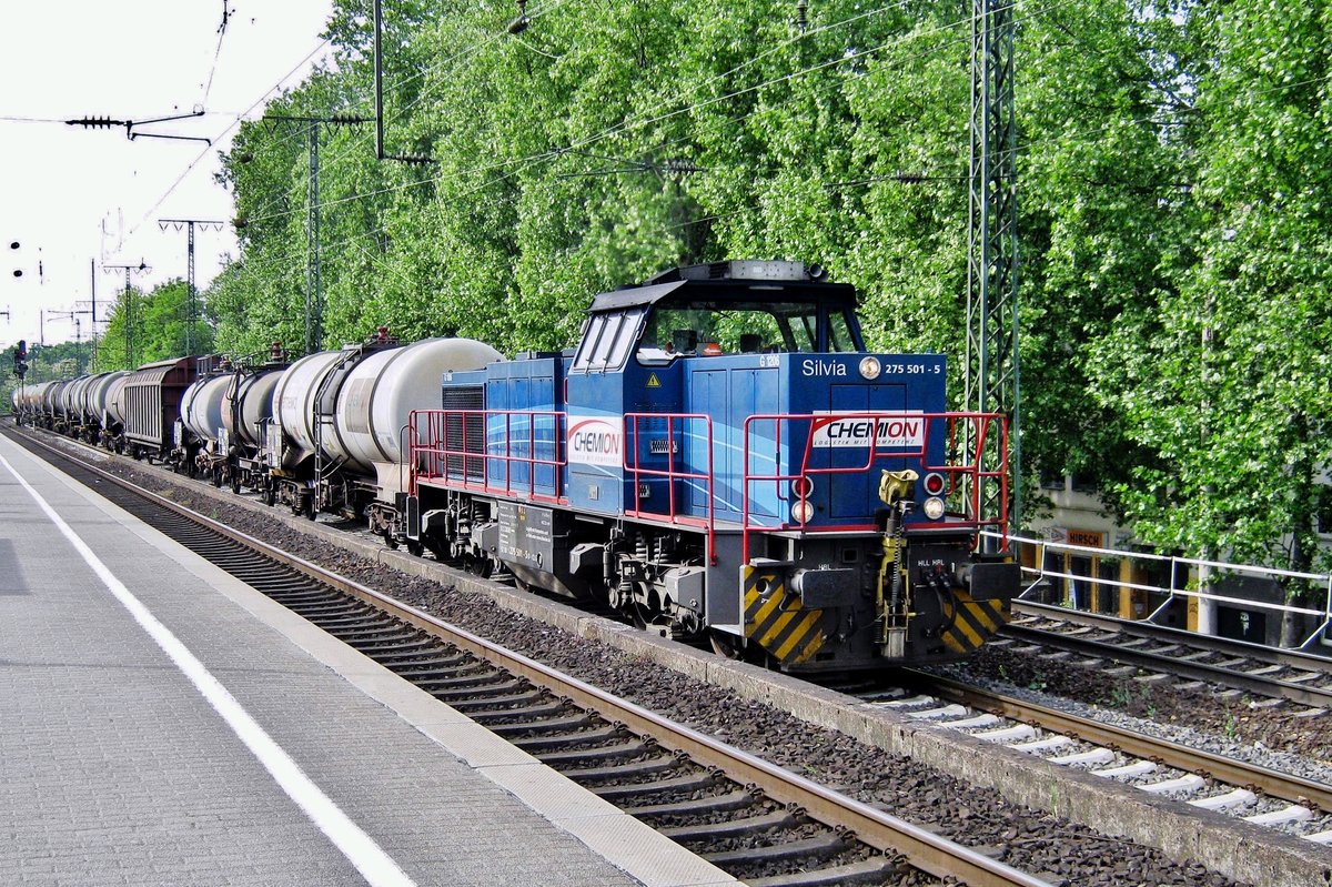 On 22 March 2017 Chemion 275 501 hauls a freight through Köln Süd.