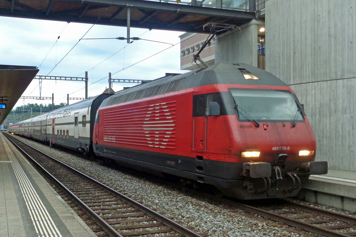 On 22 March 2017 SBB 460 093 calls at Spiez with an Interlaken Ost bound IC.