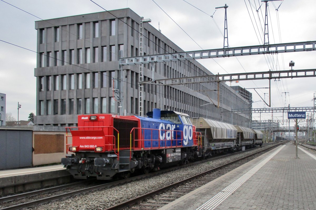 On 22 March 2017 SBB 843 092 shunts at Muttenz.