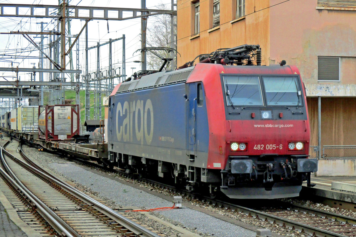 On 22 March 2017, SBB 482 005 hauls one of many, many intermodal services through Muttenz.