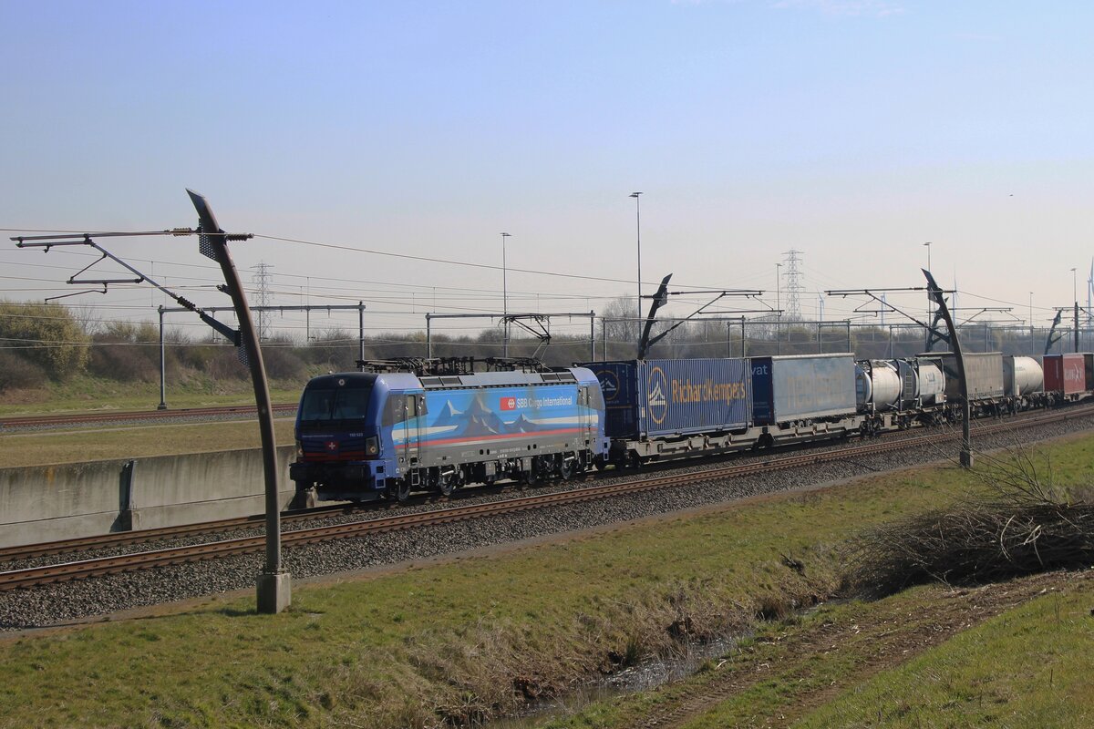 On 22 March 2025 SBBCI 193 523 hauls an intermodal freight through Valburg toward the Rotterdam port area. The two front tracks are the mainthrough tracks; in the background a passing/pausing loop can be seen. 