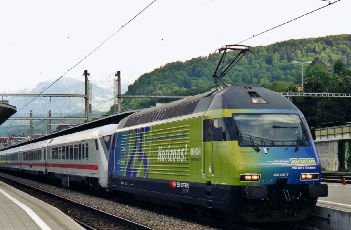 On 22 May 2002 SBB 460 079 stands in SPiez with EC 100 MATTERHORN from Hamburg-Altona.