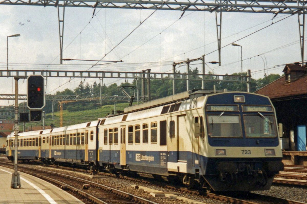 On 22 May 2004 BLS 723 enters Spiez.