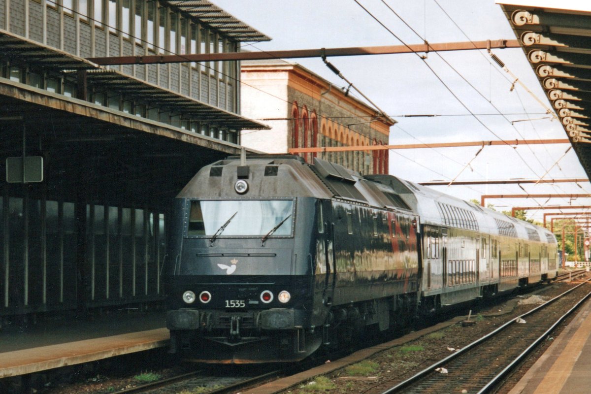On 22 May 2004 DSB 1535 calls at Roskilde with a peak hour train from Kobnhavn.