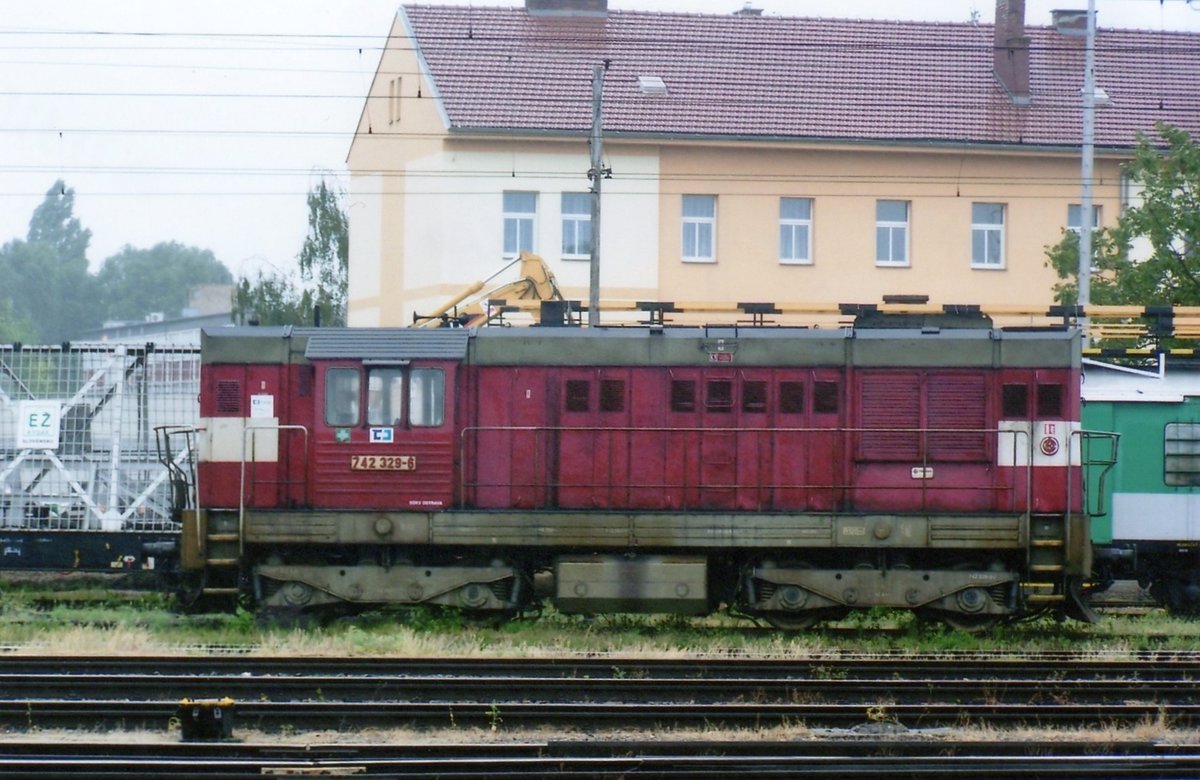 On 22 May 2007 CD 742 329 stands in a rainy Breclav.