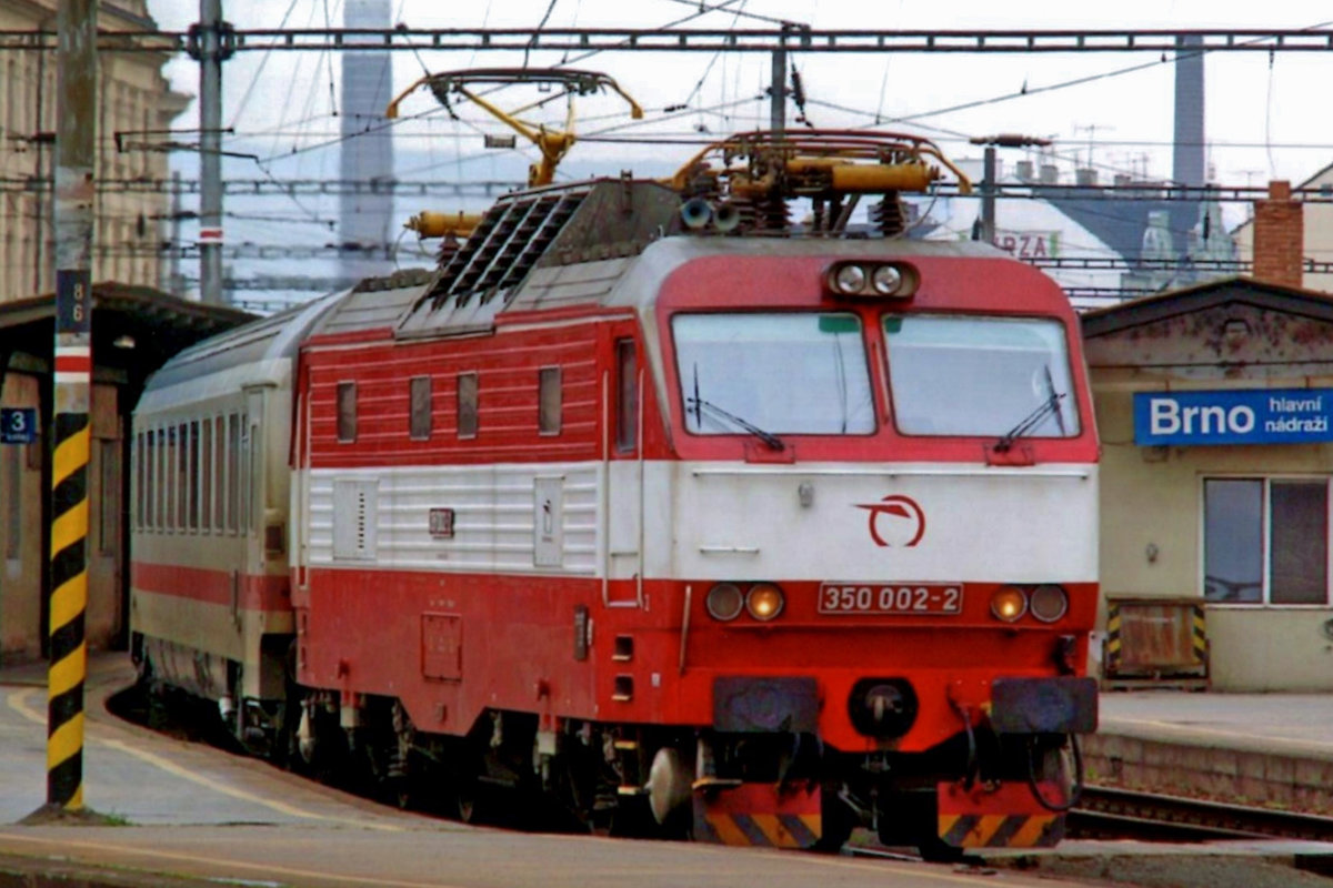 On 22 May 2008, Slovak Gorilla 350 002 hauls an EC-service Dresden--Praha--Brno--Bratislava--Budapest out of Brno hl.n. in drizzly weater.