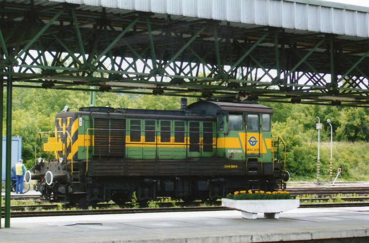 On 22 May 2009, MAV M44 309 runs light through Sopron. Note the flowers in front of the loco, that carry the GySEV corporate identity.