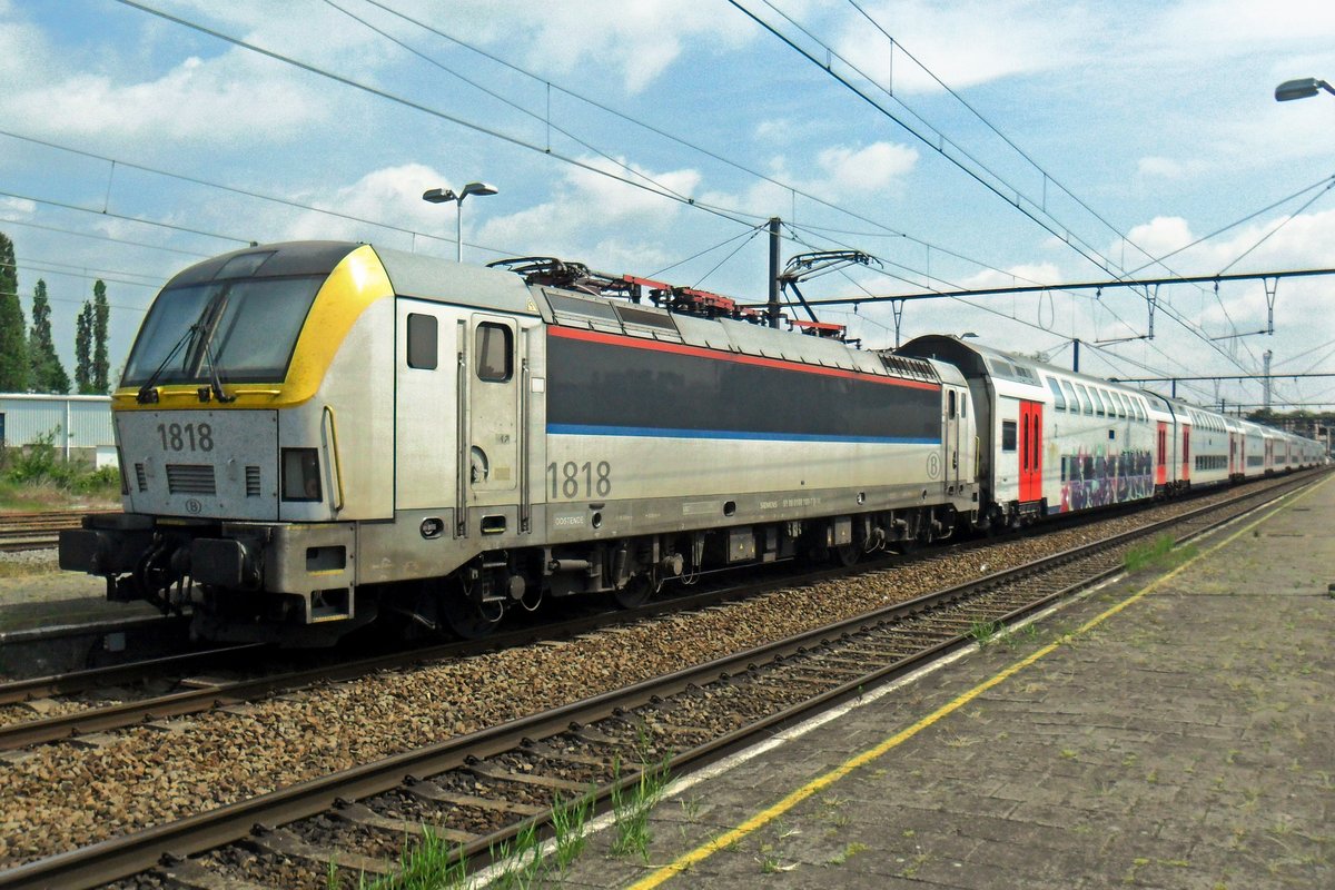 On 22 May 2019 NMBS 1818 stands in Aarschot with an IC to Hasselt.