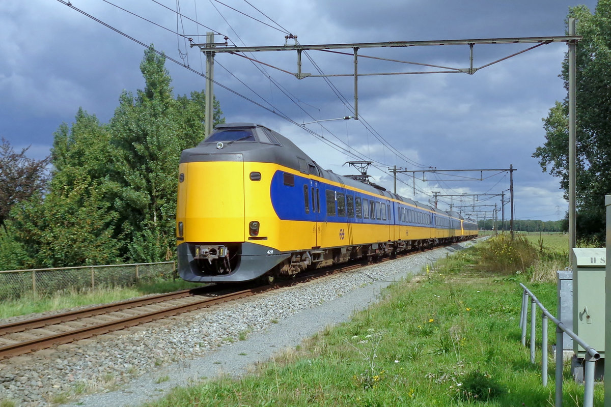 On 22 November 2018 NS 4218 is about to cross the Maas bridge at Ravenstein.