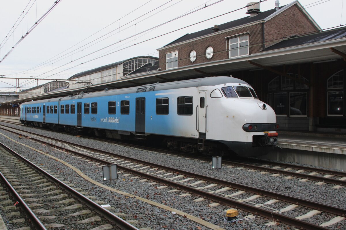 On 22 November 2025 EMU 904 of 2454CREW stands at Amersfoort to commence the annual sponsors' ride through half the Netherlands, visiting tracks, where this EMU, rented by Rrreis will not come in revenue earning service.