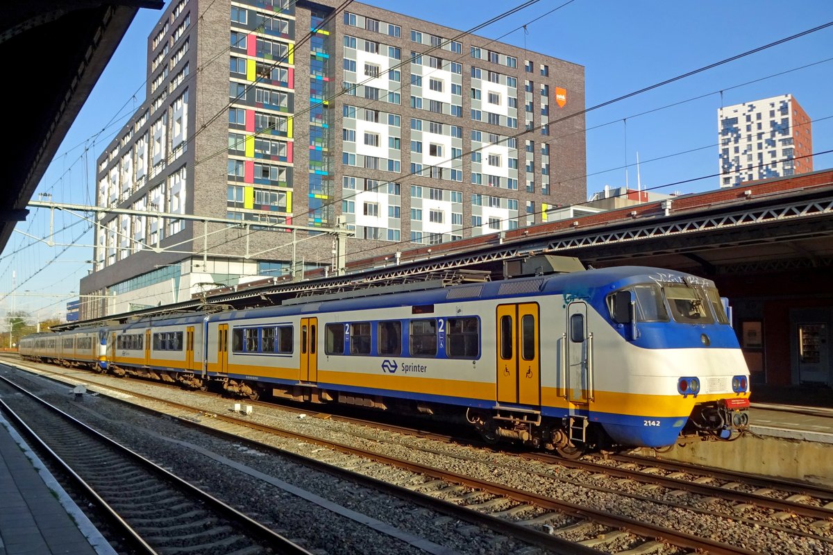 On 22 October 2019 NS 2142 stands at Nijmegen with a service to Zutphen.