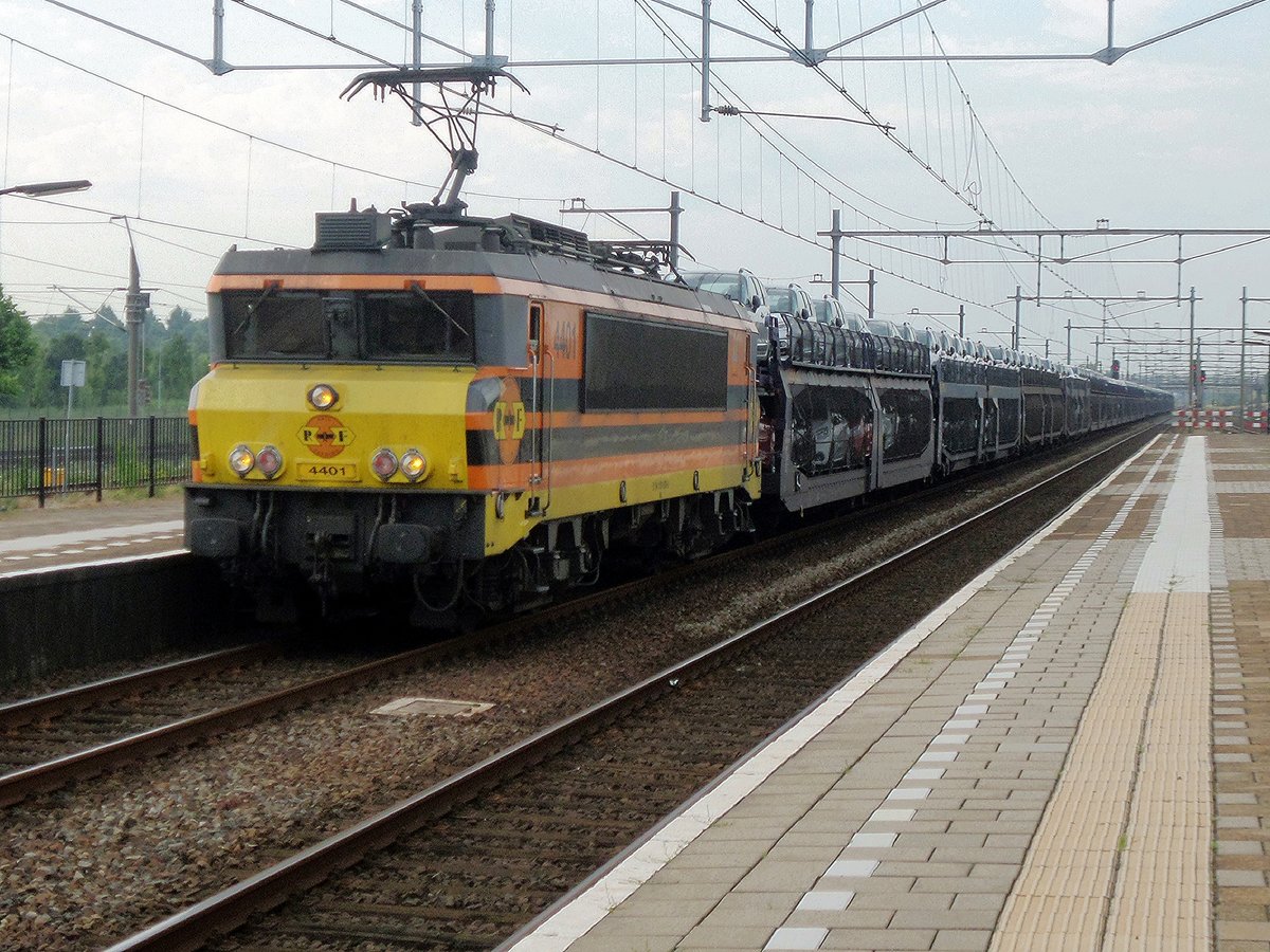 On 22 September 2016 RRF 4401 hauls the Gefco automotives train through Lage Zwaluwe.