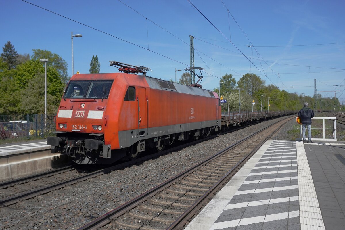 On 23 April 2026 DB Cargo 152 114 hauls  a steel train through Diepholz.