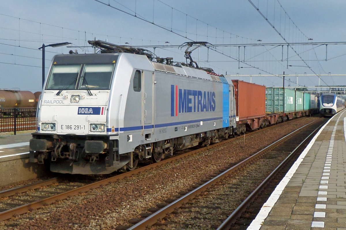 On 23 August 2016 Metrans 186 291 hauls a container train for Kijfhoek through Lage Zwaluwe.