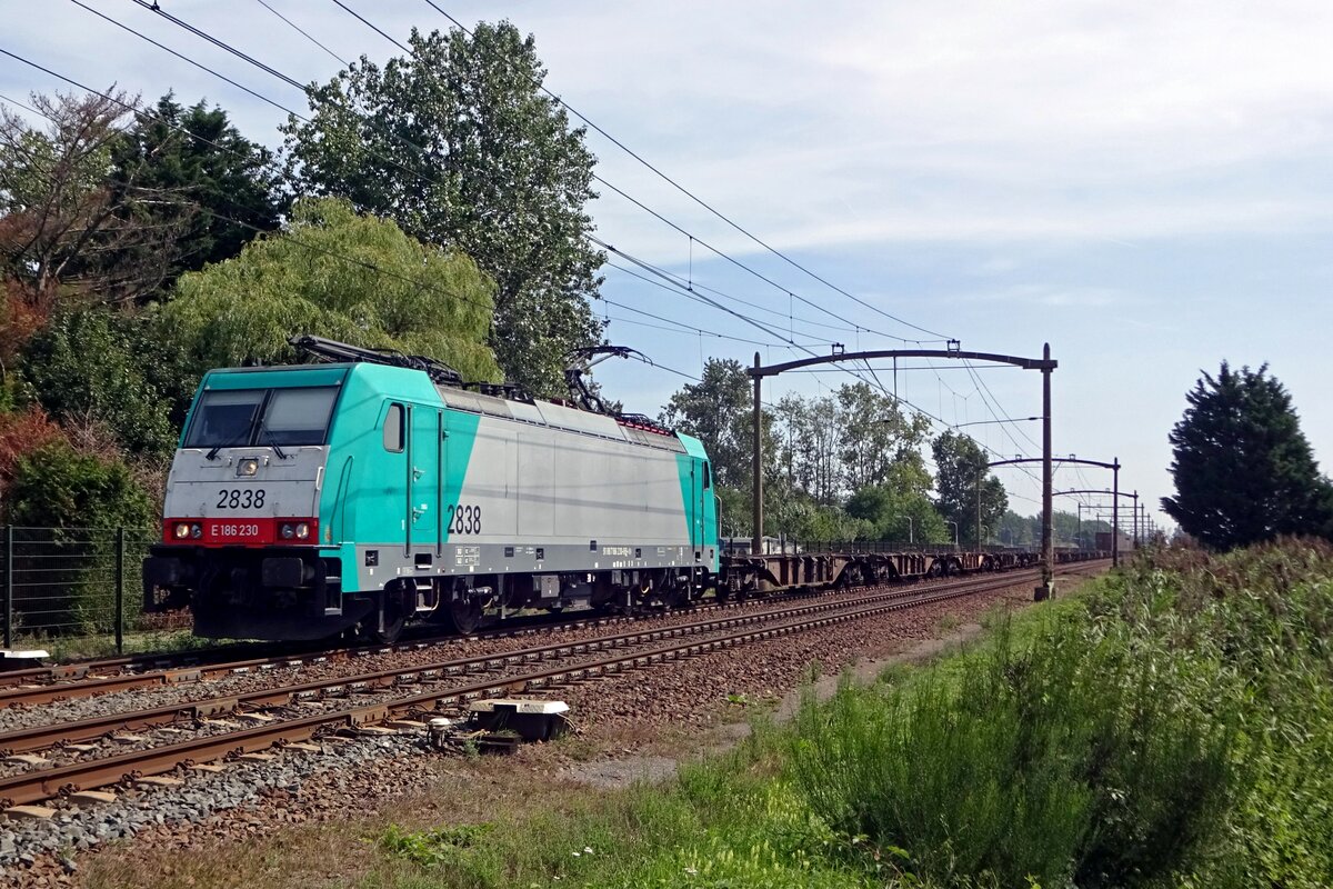 On 23 August 2019 Lineas 2838 hauls a badly loaded Volvo container train through Hulten.