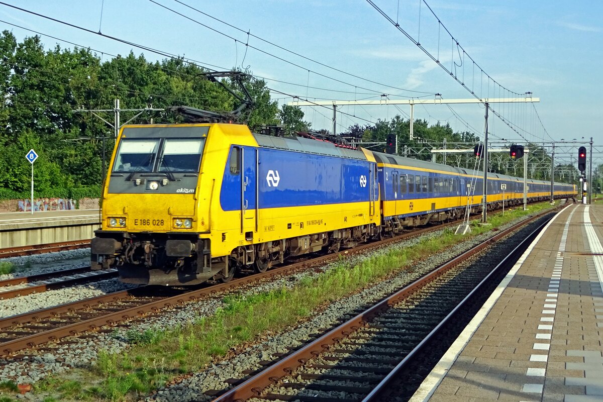 On 23 August 2019 NS 186 028 hauls an IC service to The Hague through Boxtel.