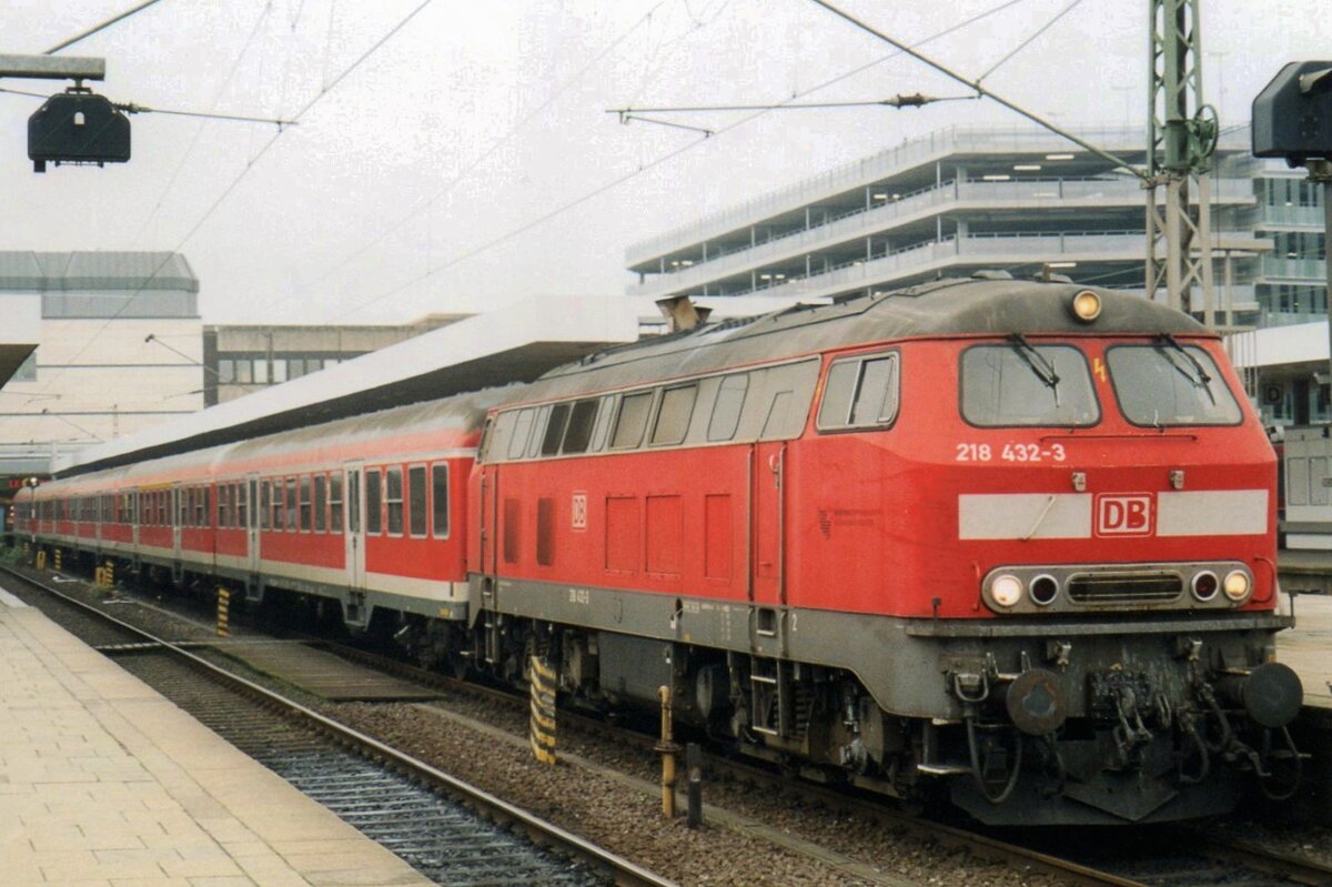 On 23 December 2003 DB 218 432 stands at München Hbf with a regional train to Mühldorf.