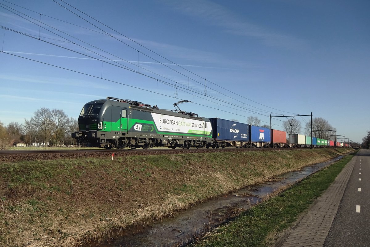 On 23 February 2021 RTB 193 727 hauls a contain3er train through Roond.