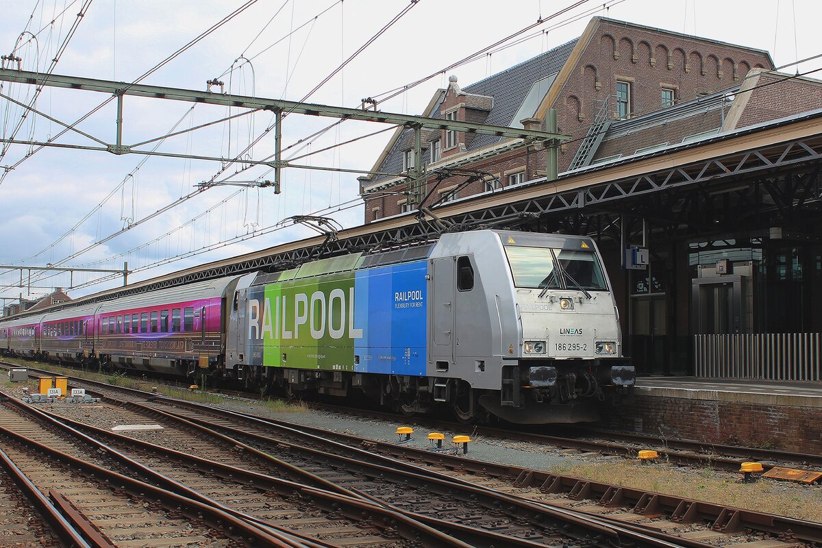 On 23 Juloy 2026 Lineas 186 295 calls at Roosendaal with the  Tomorrowland Express II  about 45 minues early, giving the photographers at Roosendaal considerable extra time to shoot a picture of this train before the festival goers leave with the train at the scheduled time to Essen (B) and Antwerpen.