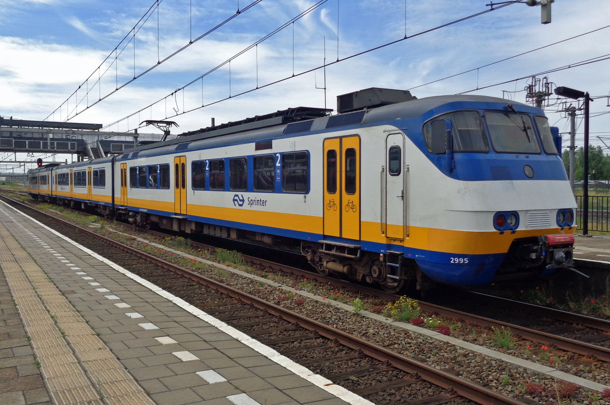 On 23 July 2016, NS 2995 stands in Lage Zwaluwe.
