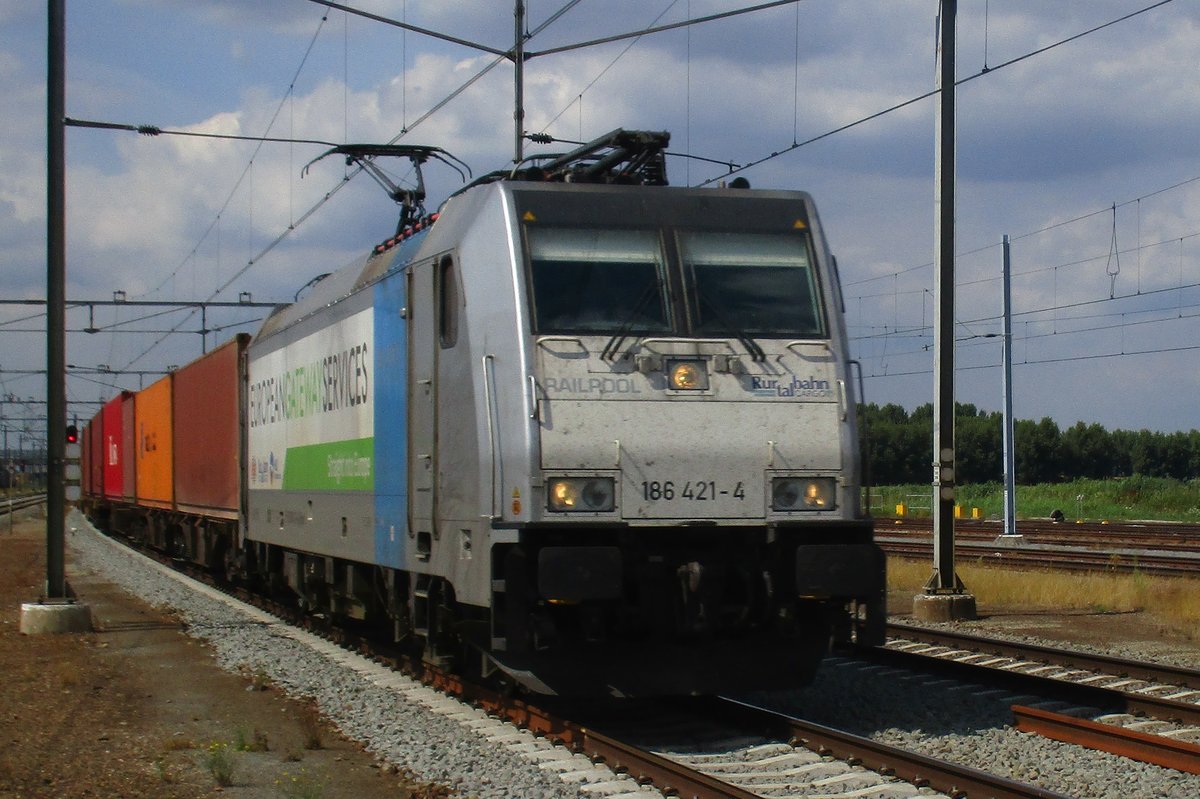 On 23 July 2016 RTB 186 421 thunders through Lage Zwaluwe -this photo was taken from the platform.