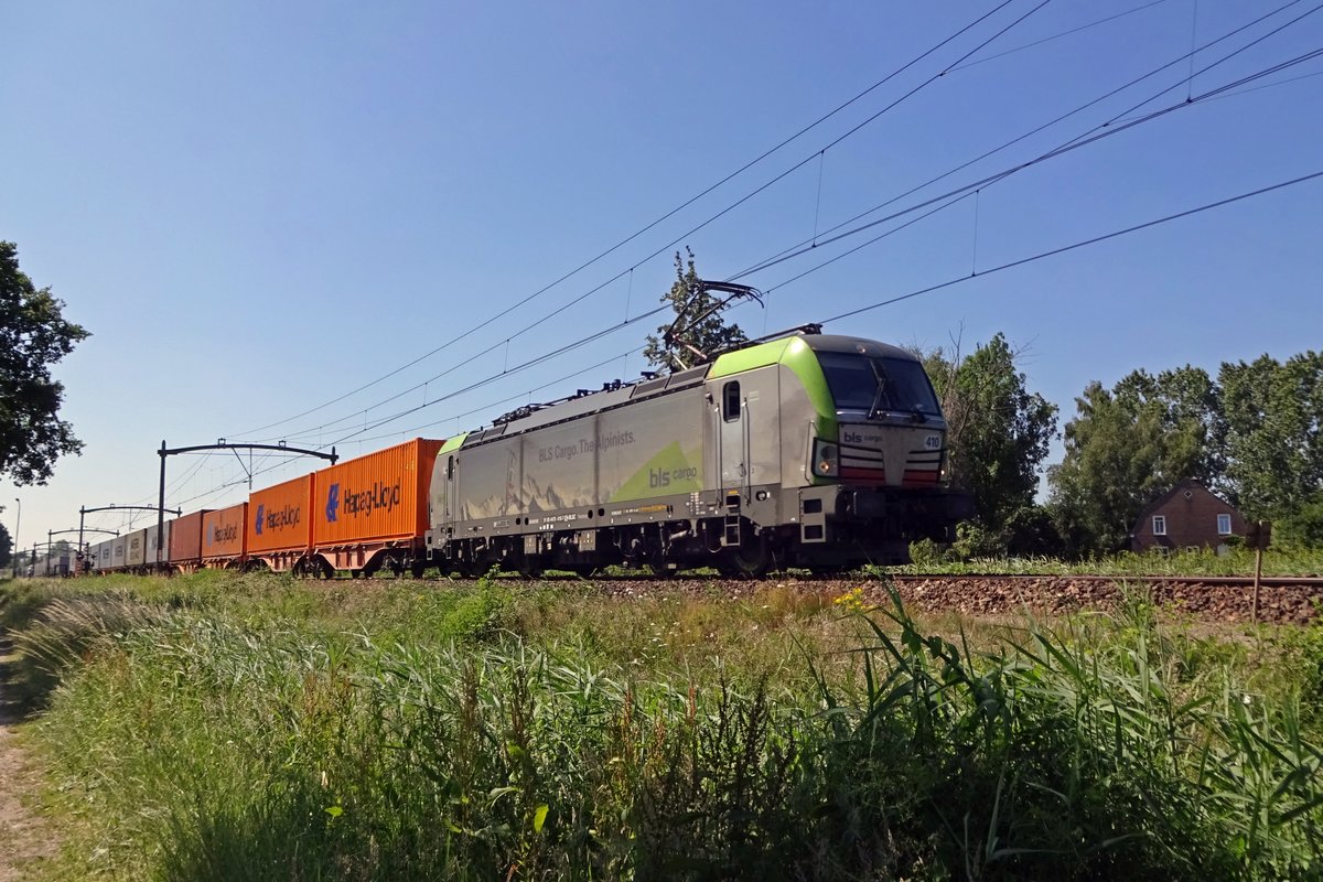 On 23 July 2019 BLS 475 410 hauls the Melzo intermodal shuttle through Oisterwijk.