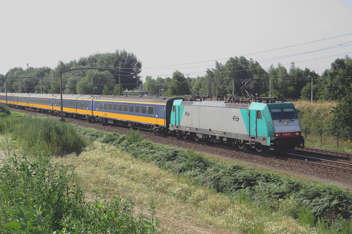 On 23 July 2021 NS 186 221 hauls an IC-Direct through Tilburg-Reeshof.
