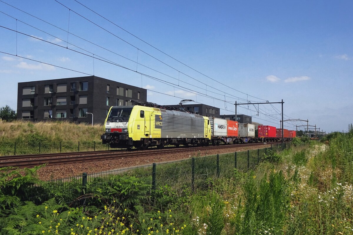 On 23 July 2021 RFO 189 203 hauls a container train through Tilburg-Reeshof.