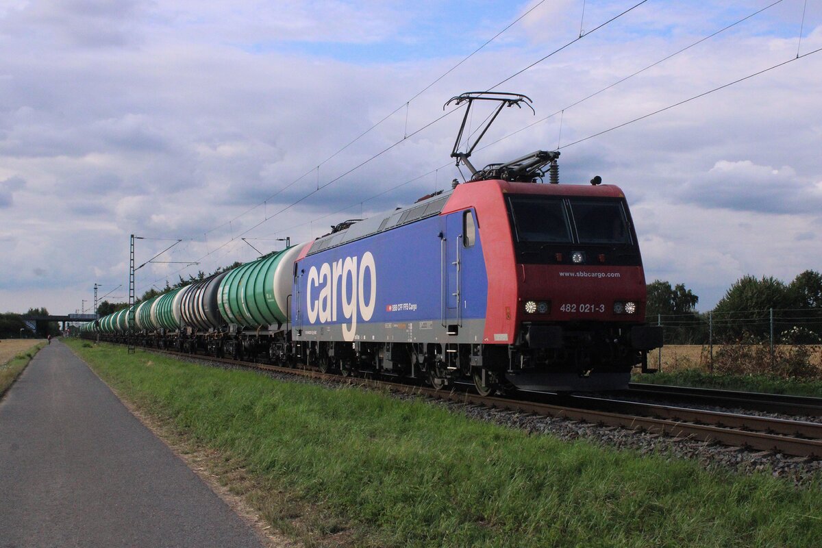 On 23 July 2025 SBB Cargo 482 014 hauls a tank train through Kaarst Broicherseite.