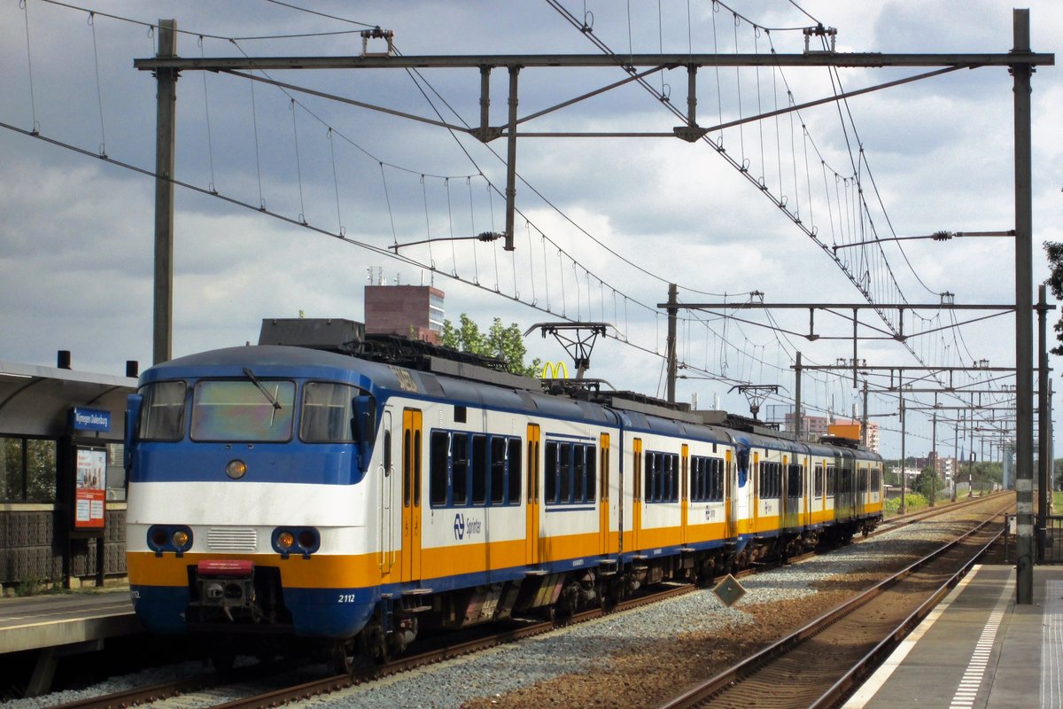 On 23 June 2012 NS 2112 calls at Nijmegen Dukenburg.